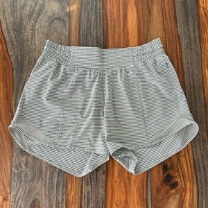 Lululemon Hotty Hot High-Rise Lined Short 4” - Size 6